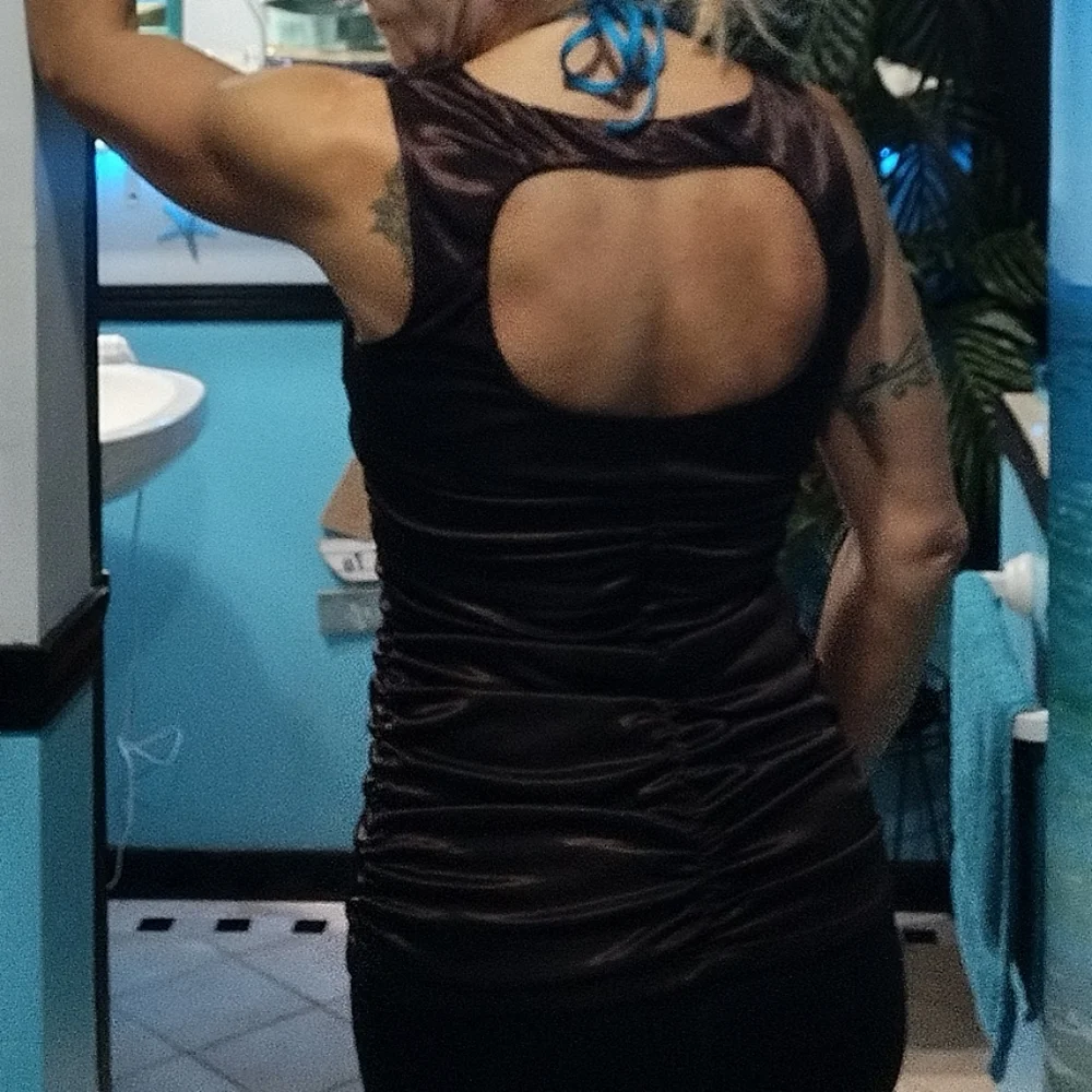 Beautiful form fitting top - Picture 4 of 14